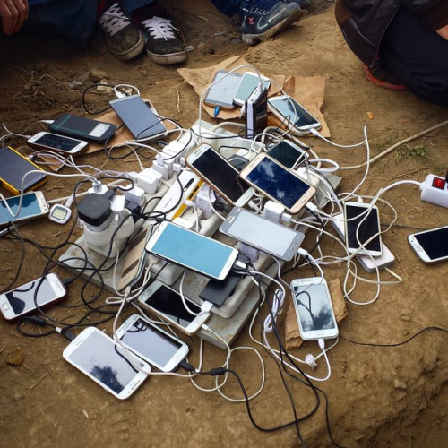 Kështu i karikojnë telefonat emigrantët në kampin e Idomenit