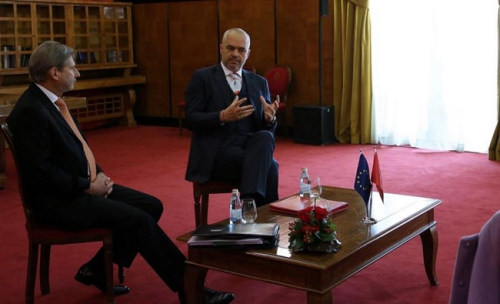 Hahn nuk zgjidhi asgjë. Rama propozon tryezë të nivelit të lartë politik (takim me Bashën)