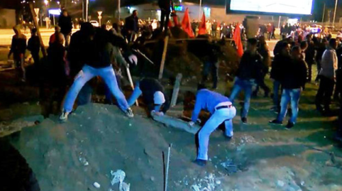 Videolajm/Shqiptarët nuk lejojnë ngritjen e një kryqi 56 m në Shkup