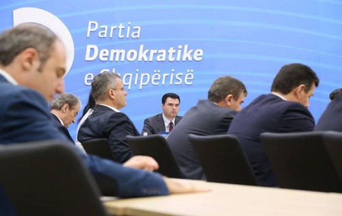 Një opozitë me dy axhenda(qëndrime)