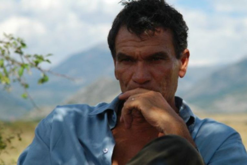 Aktori Bruno Shllaku merr teserën e PS-së: “E majta është një parti e dyerve të hapura”