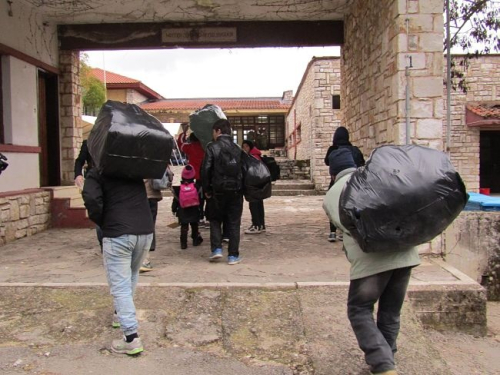 Sirianët grumbullohen 25 km pranë kufirit me Shqipërinë (foto)