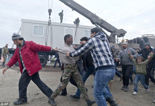 Idomeni, refugjatët dhunojnë një person që dyshohej si kishte ngacmuar një vajzë 7 vjeçare(foto+video)