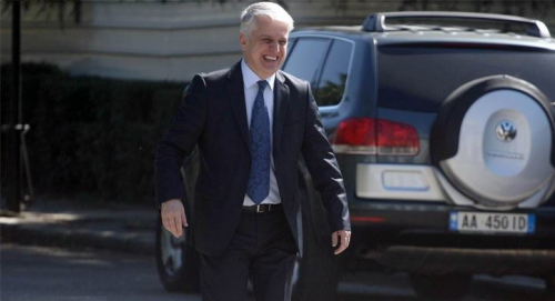Problemet e partisë dhe qeverisë sipas Majkos