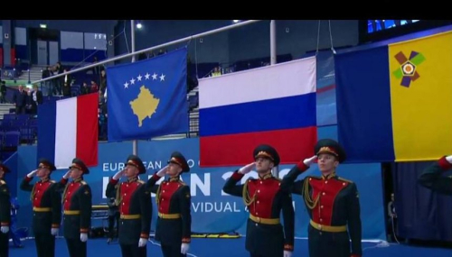 Në Kazan, Majlinda Kelmendi fiton titullin dhe i “dhuron” flamurin Kosovës
