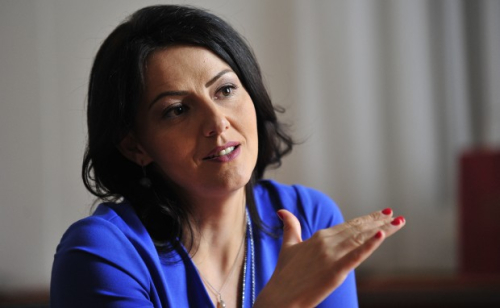 Deputetja Ermira Mehmeti përlotet gjatë fjalës në Kuvendin e Shqipërisë: “U dënova në mënyrë kolektive, pa gjyq”