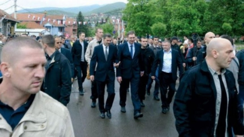 Vuçiç pritet me të shtëna në Kosovë