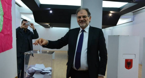 Koço Kokëdhima vazhdon të prezantohet si deputet!