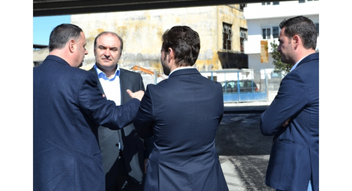 Aksidenti i Kavajës/Kompania e karburantit, fituese e tenderit për mirëmbajtjen e rrugës. Pse e ka qepur gojën ministri Edmond Haxhinasto?