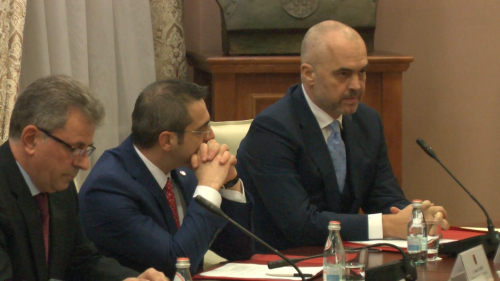 A na përgjojnë në shkelje të ligjit? Kjo ka më shumë rëndësi se vizita e munguar e Visho Ajazit tek kryeministri