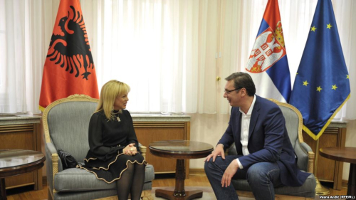 Inva Mula dhe kryeministri serb, Alexander Vucic, në selinë e qeverisë në Beograd