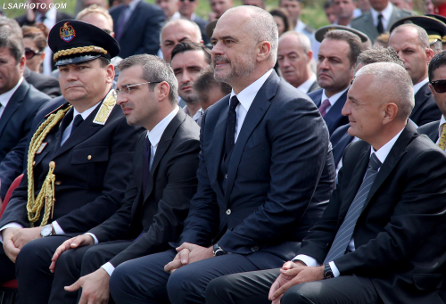 Kryeministri ironizon “brenda murit të Facebook” dhe mohon përgjimin. A nuk është më mirë – edhe për të – që Sajmir Tahiri, t’i nënshtrohet Poligrafit?