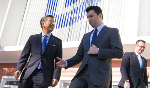 “Bully pulpit” i ambasadorit Lu