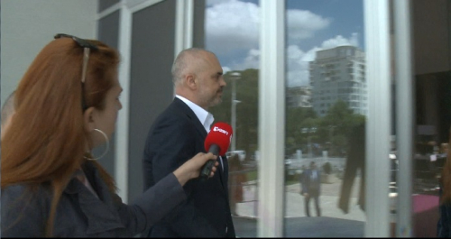 Vrimën e Shukriut e mbylli shpejt, për Roshin flet me heshtje (Video)