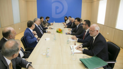 Politika shqiptare me teza të njëjta para palës greke. PD-ja shmang përmendjen e çështjes së kufirit detar