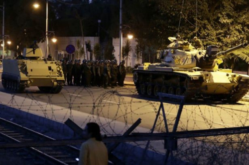 Zëra për grusht shteti në Turqi. Kryeministri Yildirim mohon: Ishte një aksion i paautorizuar nga një grup ushtarak. Qeveria mbetet në detyrë