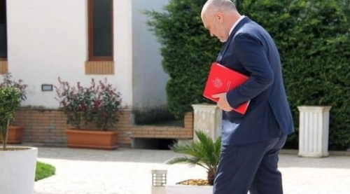 Kryeministri që fshihet pas ndërkombëtarëve