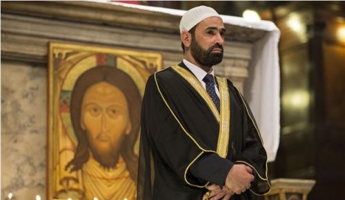 Tronditja e italianëve për vrasjen e klerikut katolik, imamët myslimanë marrin pjesë në liturgji