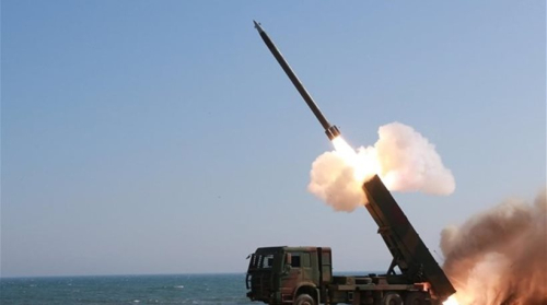 Koreja e Veriut lëshon dy raketa balistike në Detin e Japonisë, sulme simuluese ndaj bazave amerikane në Korenë e Jugut