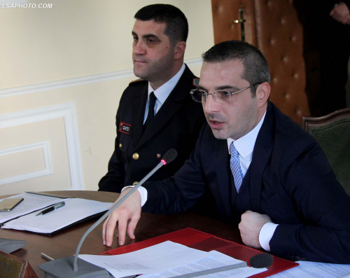 Një polici që heq bythën mënjanë dhe ndryshon versionet në një javë