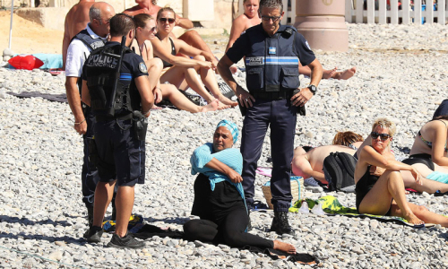 Policët në plazhin e Nisës detyrojnë gruan muslimane të heqë burkinin