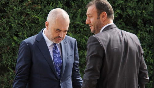 Heshtja e ambasadorokracisë dhe besëprerët e plehrave