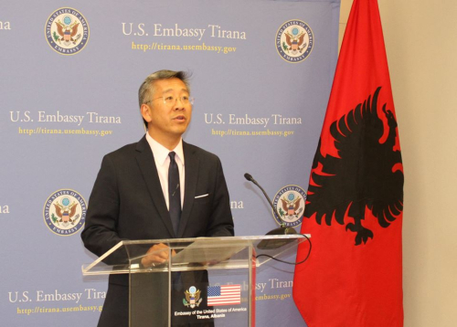 “Vijë e kuqe” mbi karrierën e Kokëdhimës. Ambasadori amerikan e rendit njësoj me Ndokën, Prengën dhe Elvis Roshin