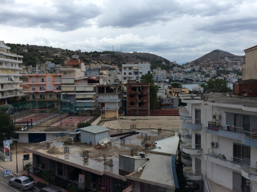 Foto/Qytet me shumë turistë, por jo qytet turistik. A është e mundur këtu Rilindja Urbane?