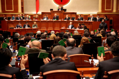 Plehrat kanë konsensus 100% në Parlament. Opozita katandiset në lolon e qeverisë