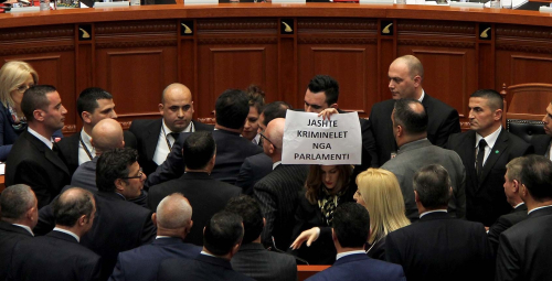 Në Shqipëri ka filluar të flitet për rraca politike, deputetja e PD kërkon dekorimin e viktimave në masakrën e Qafë-Valmerës