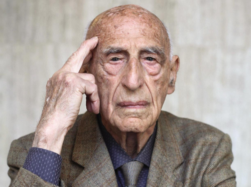“Çdo person duhet të kujtohet për moshën që ka. Është e dëmshme të fshehësh vitet e tua”