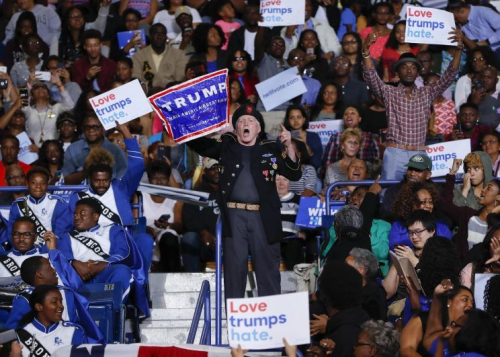 Simpatizant i Trump në takimin e Obamës në Fayetteville State University në Karolinën e Veriut