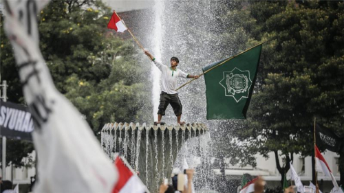 Indonezi, mijëra në protestë kundër guvernatorit të Xhakartës: Fyeu Kuranin!
