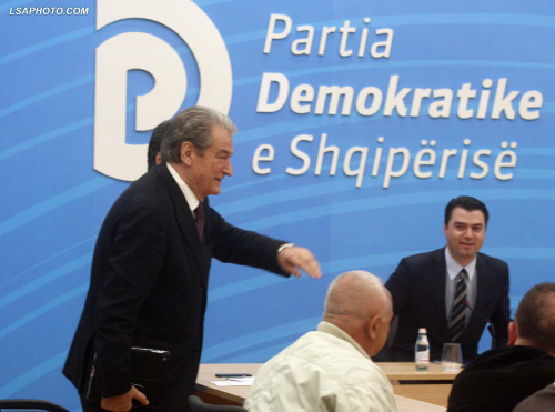 Vula e kryetarit, profili Facebook i ish-kryetarit dhe inkubacioni i "opozitarëve reformatorë"
