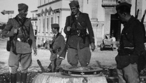 Dëshmitë e oficerëve britanikë: Partizanët bastisën shtëpi civilësh në Tiranë e Shkodër me mbarimin e luftës