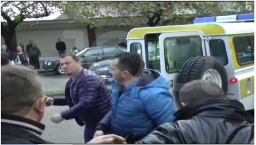 Policia e Shkodrës përplaset me tregtarët e duhanit, shefi i krimeve nxjerr armën (Video)