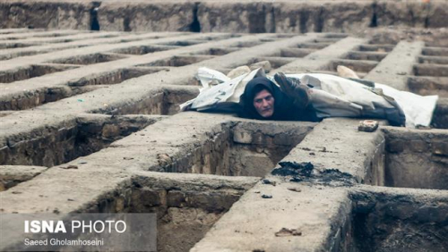 Iran, të pastrehët flenë varre të boshatisura