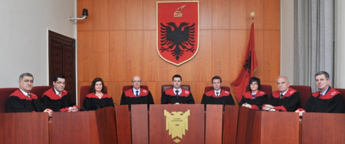 Gjykata Kushtetuese mes histerikëve kronikë dhe Kushtetutës
