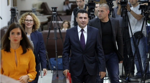 Zaev kërkon nga shqiptarët të shpëtojnë Maqedoninë