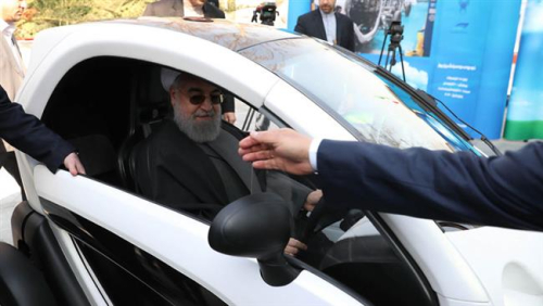 Fotolajm/Presidenti iranian, Hasan Rouhani, inspekton makinat elektrike të prodhimit vendas