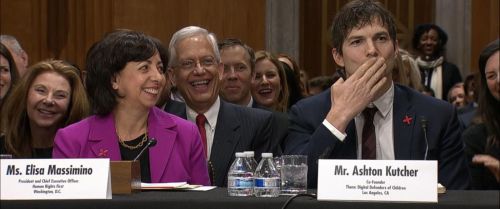 Një puthje nga Ashton Kutcher për John McCain