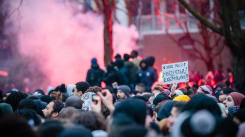Protesta të dhunshme në Paris pas përdhunimit të një të riu me ngjyrë në stacion policie