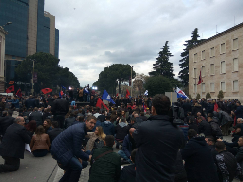 Protesta e PD-së vijon pa ndërprerje. Çadrat rishfaqen në bulevard