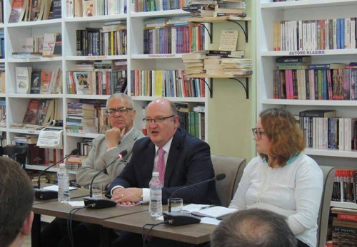 Ambasadori britanik “ngre flamurin” në çadrën e protestës
