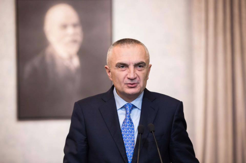 Rama bën monologje, tjetërkush vendos rregullat e lojës