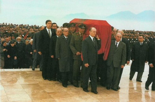 Enver Hoxha, fotot e zhvarrimit