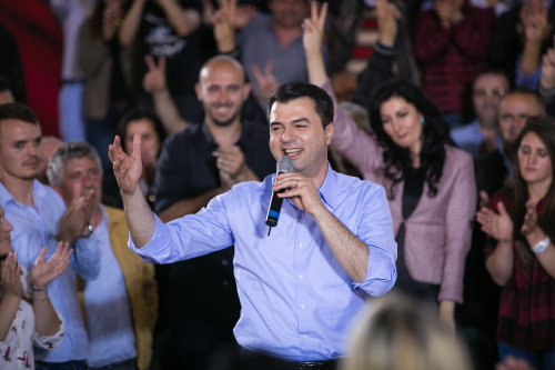Basha injoron Hahn: Në protestë bashkë me fëmijët e mi!