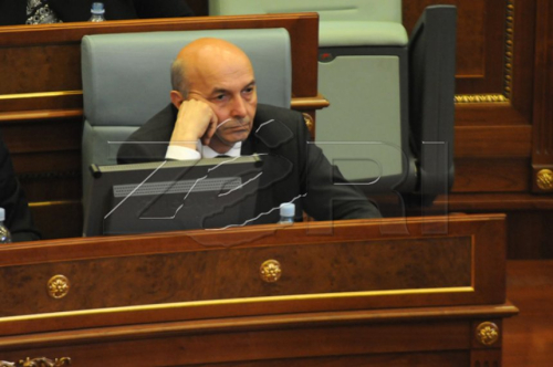 Kosovë, Kuvendi rrëzon me mocion mosbesimi qeverinë e Isa Mustafës