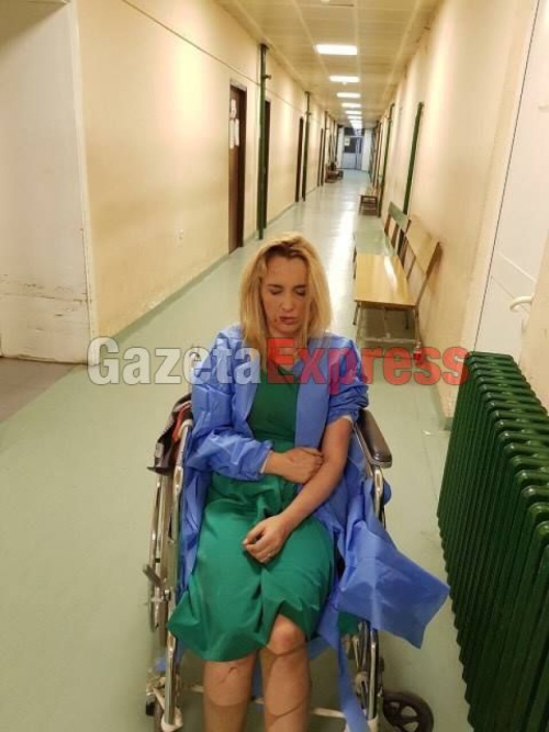 Sulmohet fizikisht kryeredaktorja e gazetës "Zëri", Arbana Xharra