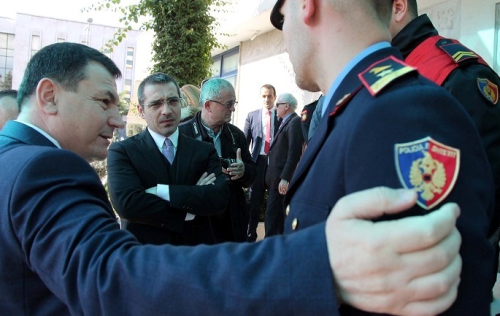 Ndryshon gjithë policia, Çako nuk lëviz nga vendi